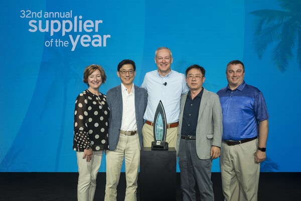 HL만도와 제너럴모터스의 관계자들이 지난 4월 9일(현지시간) 미국 플로리다주 마이애미에서 열린 제너럴모터스 ‘제32회 2023 올해의 우수 협력사 시상식 시상식’에 참석해 기념촬영하고 있다. 왼쪽부터 앨리슨 엘리스 HL만도 MESA 세일즈 팀장, 김재혁 HL만도 MESA 대표(전무), 피터 레이어 GM 글로벌 섀시 구매 담당(전무), 조성현 HL만도 CEO, 제프 폰티우스 HL만도 MESA R&D 실장. / 사진=HL만도