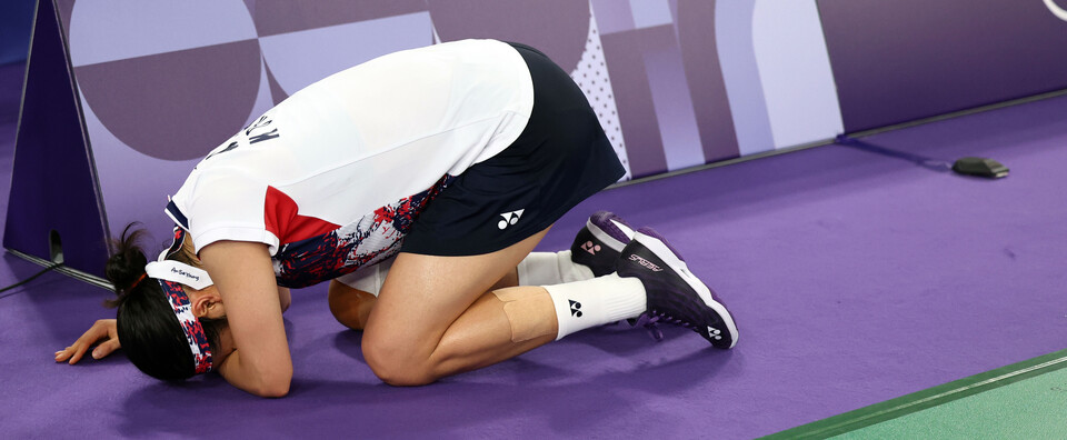 2024 파리올림픽 배드민턴 여자 단식 결승전에서 한국 안세영이 중국 허빙자오를 이기고 우승을 확정한 뒤 엎드려 환호하고 있다. / 사진=연합뉴스