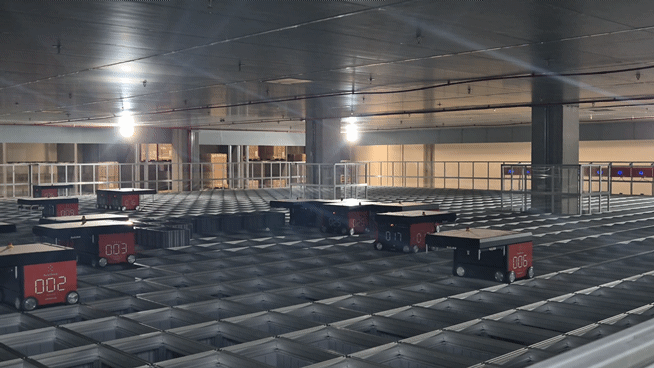 이케아 기흥점 자동화 풀필먼트 센터에는 로봇들이 제품을 분류한다. / 사진=한다원 기자