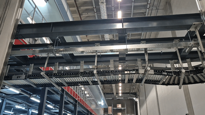 이케아 기흥점 천장에는 레일들이 부착돼 있어 레일을 통해 제품이 분류된다. / 사진=한다원 기자
