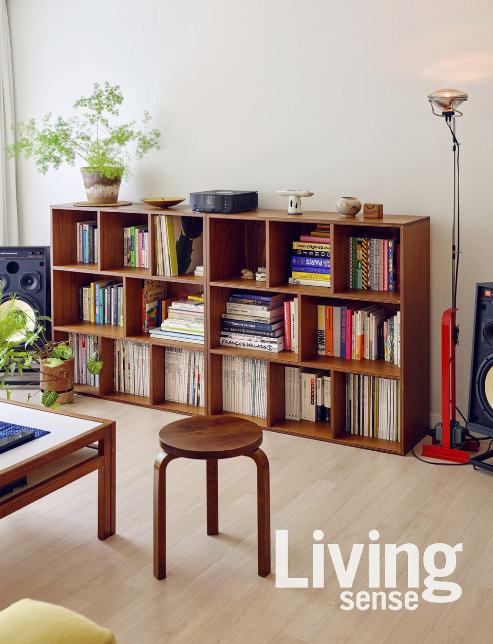 올해 초 서재에 있던 책장을 거실로 옮겨, 음악을 감상하고 책을 읽으며 쉴 수 있는 휴식 공간으로 재구성했다. 정사각 디자인의 책장은 방향을 돌려 사용할 수도 있다.