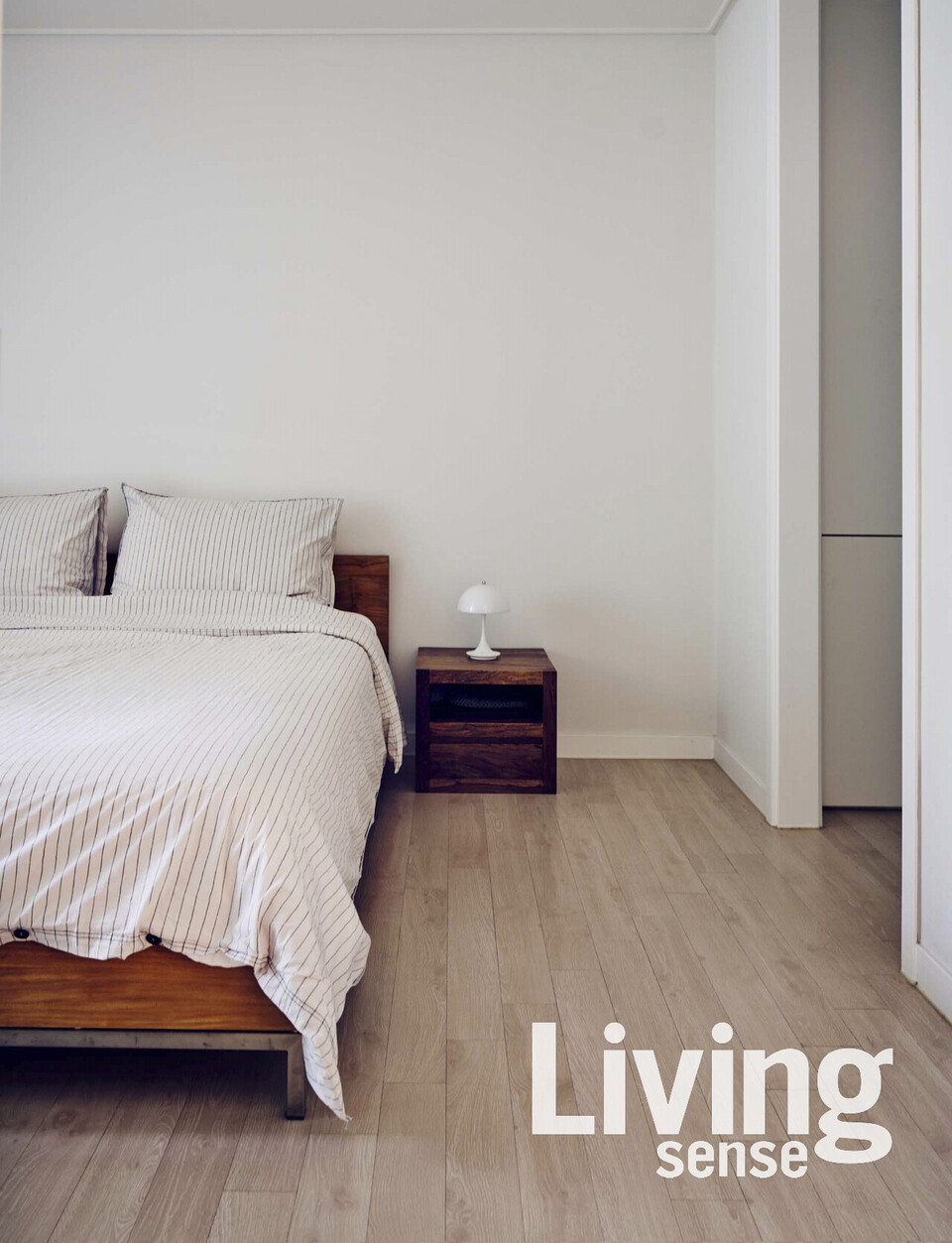 침실은 본연의 기능에 충실하게 침대와 협탁만으로 심플하게 꾸몄다.