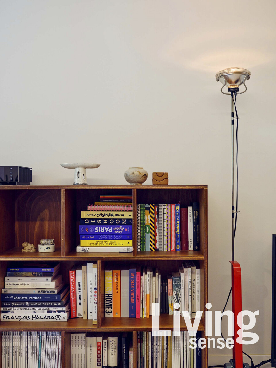 책장 위에는 허상욱 작가의 분청 그릇, 아뜰리에유지의 항아리, 나리타 슈헤이의 도자 오브제가 나란히 놓여 있다. 차분함 속에 위트가 묻어나는 컬렉션이다. 