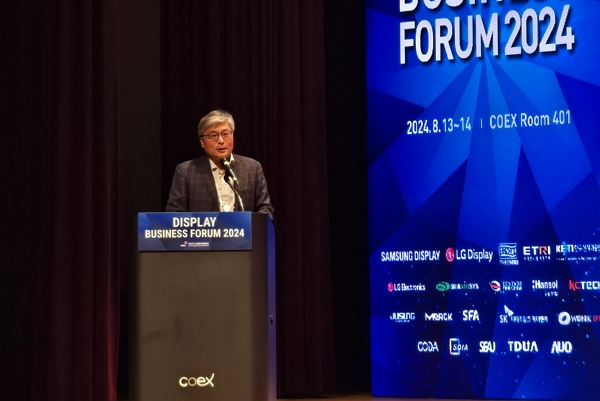 이창희 삼성디스플레이 R&D센터 연구소장(부사장)이 13일 서울 코엑스에서 열린 K-Display 2024 비즈니스 포럼 기조연설에서 발표하고 있다. / 사진=고명훈 기자