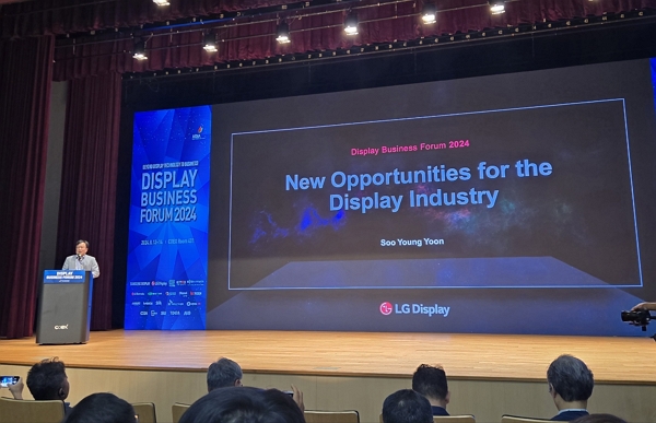 윤수영 LG디스플레이 최고기술책임자(CTO, 부사장)가 13일 서울 코엑스에서 열린 K-Display 2024 비즈니스 포럼 기조연설에서 발표하고 있다. / 사진=고명훈 기자