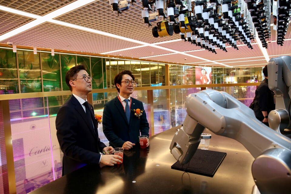 김주남 롯데면세점 대표가 싱가포르 창이공항점 그랜드 오픈식에 참석했다. / 사진=롯데면세점