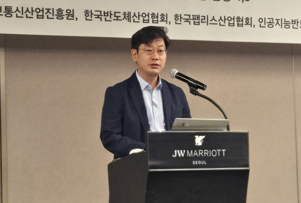 강욱성 SK하이닉스 차세대상품기획담당(부사장)이 14일 JW메리어트 호텔에서 열린 제7회 인공지능반도체포럼 조찬강연회에서 발표하고 있다. / 사진=고명훈 기자