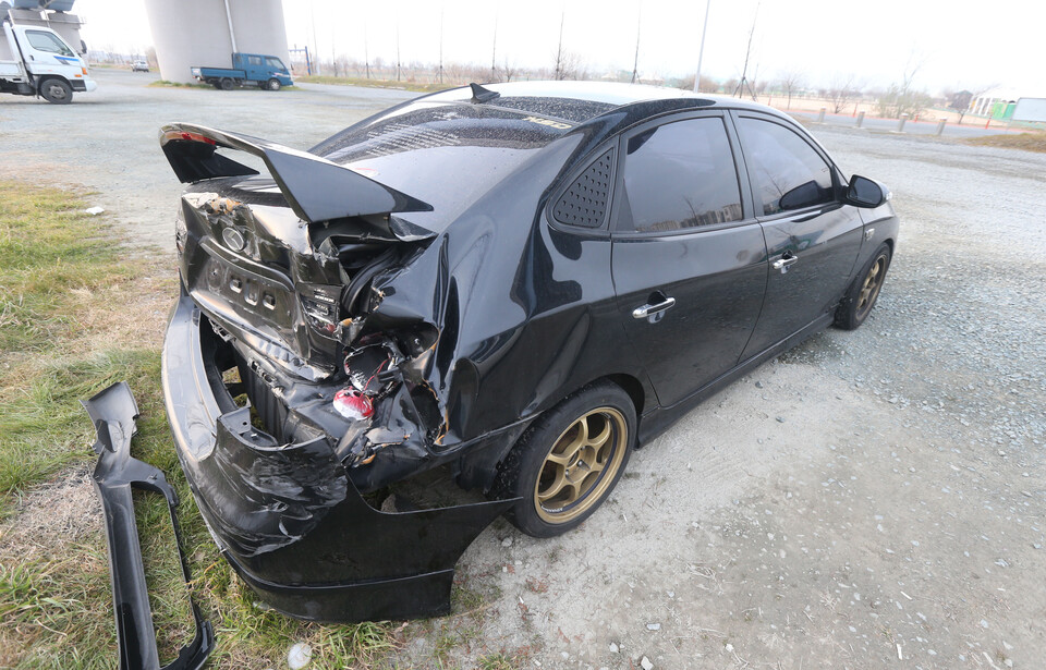 부산 사상구 낙동강변 삼락생태공원에 사고가 난 뒤 번호판을 떼고 버려둔 것으로 추정되는 대포차들이 생태공원주차장 한쪽을 차지하고 있다. / 사진=연합뉴스