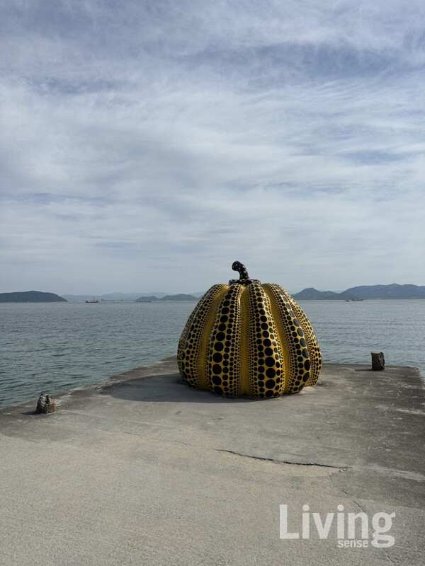 나오시마 하면 떠오르는 쿠사마 야요이의 ‘노란 호박’. 