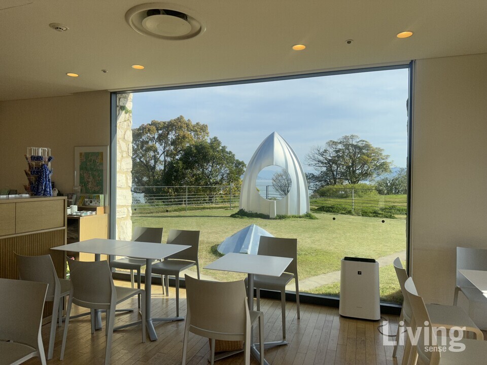  어느 스폿에서든 뷰가 끝내주는 베네세 하우스 뮤지엄. 