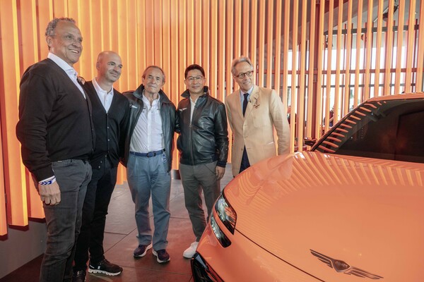 현대차그룹과 자동차 업계 관계자들이 지난달 11일(현지시간) 영국에서 개최된 자동차 행사 굿우드 페스티벌 오브 스피드에 참석해 기념촬영하고 있다. (왼쪽부터)타이론 존슨 현대차그룹 유럽기술연구소 소장, 만프레드 하러 제네시스&성능개발담당 부사장, 재키 익스 제네시스 브랜드 공식 파트너 재키 익스, 송민규 제네시스사업본부장(부사장), 리치몬드 공작(Duke of Richmond) 찰스 헨리 고든레녹스. / 사진=제네시스