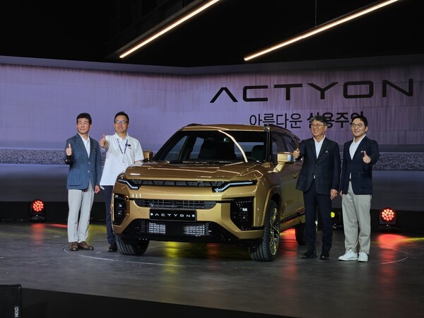 KG모빌리티 액티언 출시 기념 사진. (왼쪽부터) 황기영 대표이사, 박장호 대표이사, 곽재선 회장, 곽정현 국내사업부문장 / 사진 = 정용석 기자