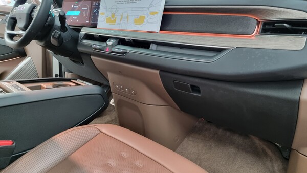 기아 EV9의 1열 인테리어 곳곳에 복사열 난방 시스템이 장착돼 있다. 탑승석 전면 크래시패드 부위, 도어 트림 팔받침, 센터 콘솔 등에 적용돼 있고 손을 대면 열기가 느껴진다. / 사진=최동훈 기자