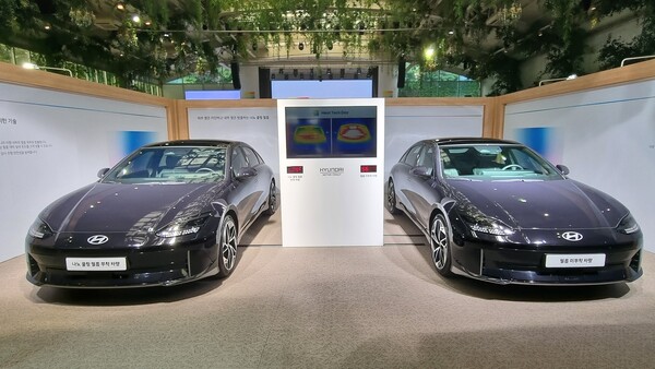 현대자동차, 기아가 22일 서울 중구 장충동 소재 행사장에서 나노 쿨링 필름을 앞유리에 적용한 아이오닉6(왼쪽)와 미적용 차량을 두고 앞유리 열 분포와 온도를 키오스크로 보여주고 있다. 필름을 장착한 차량 앞유리의 온도가 39도로 장착하지 않은 차량(56도)보다 현저히 낮다. / 사진=최동훈 기자