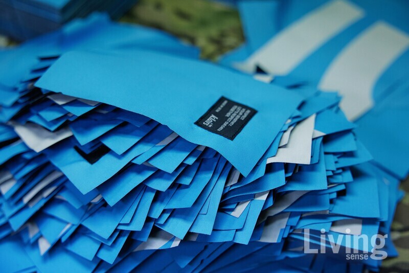 지난 3월 열린 ‘열어봐 너의 민감함' 팝업스토어의 폐현수막을 미니 포켓으로 만들기 위해 재단했다. 