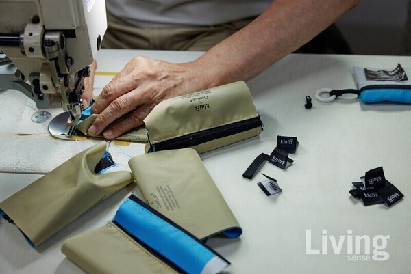 폐현수막을 재단한 후 안감을 덧대 튼튼하게 봉제했다.