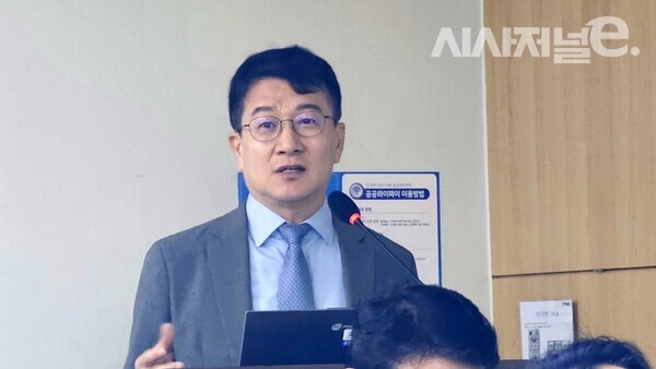 신민수 한양대 경영학과 교수가 22일 서울 여의도 국회의원회관에서 ‘단통법 폐지 및 바람직한 가계통신비 절감 저감 정책 마련’을 주제로 열린 토론회에서 발표하고 있다. / 사진 = 김용수 기자