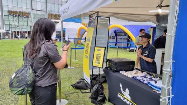 팝업공간 방문객들이 현장에서 행사에 대해 안내받고 있다. / 사진=최동훈 기자