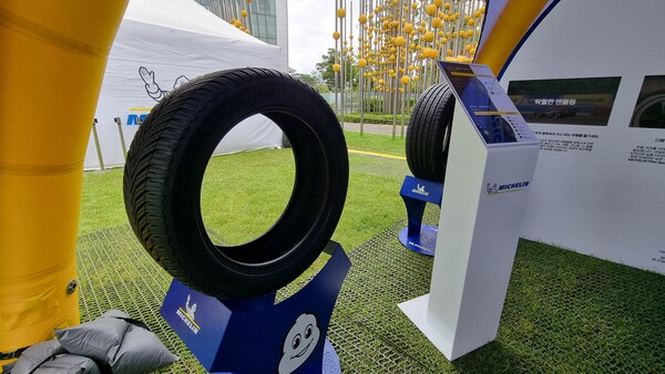 천막에 전시된 미쉐린 타이어. / 사진=최동훈 기자