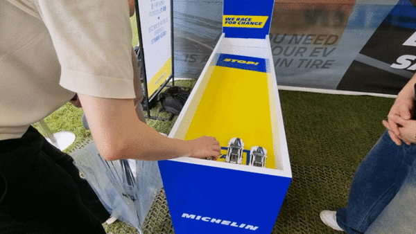 참가자가 풀백 미니카 미션을 수행하고 있다. / 영상=최동훈 기자