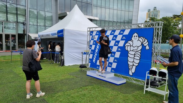 참가자들이 포디움 모형에서 기념사진을 촬영하고 있다. / 사진=최동훈 기자