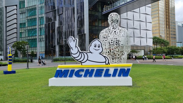 미쉐린 코리아 팝업공간에 세워진 미쉐린 브랜드 로고 구조물. / 사진=최동훈 기자