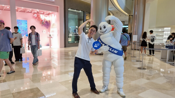 롯데월드몰 1층을 배회하는 비벤덤을 찾아 기념사진을 촬영하는 미션을 수행하고 있다. / 사진=최동훈 기자