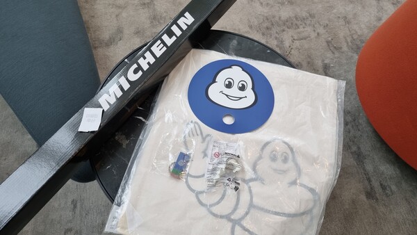 미쉐린 코리아 팝업공간에 참가한 뒤 받은 증정품들. / 사진=최동훈 기자