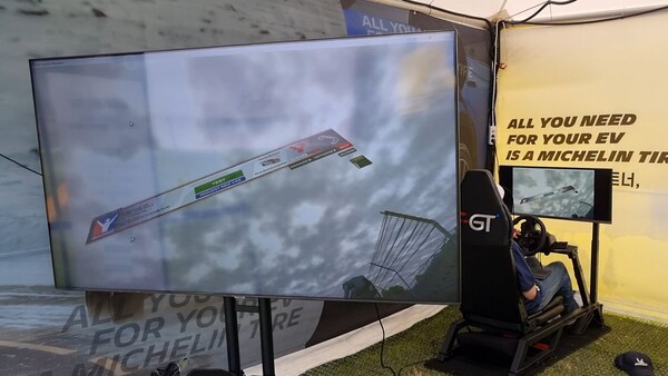 참가자가 VR 시뮬레이터 존에서 구글을 끼고 미쉐린 브랜드 콘텐츠가 담긴 가상 현실을 체험하고 있다. / 사진=최동훈 기자