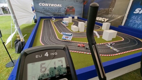 참가자들이 슬롯카 레이싱존에서 사이클 머신을 타고 달리며 경주를 치르고 있다. / 사진=최동훈 기자