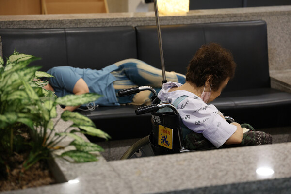 의정갈등이 장기화하는 가운데 지난달 7일 서울 시내병원에서 한 환자와 보호자가 휴식을 취하고 있다. / 사진=연합뉴스