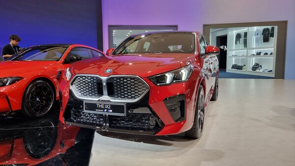 BMW 코리아가 지난 6월 27일 부산 벡스코에서 열린 2024 부산모빌리티쇼의 현장에 전시한 iX2. / 사진=최동훈 기자