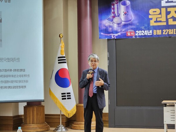 정동욱 중앙대 에너지시스템공학부 교수가 27일 국회의원회관에서 열린 원전생태계 경쟁력 강화 및 원전 수출 활성화 방안 토론회에서 발언하고 있다. / 사진=정용석 기자