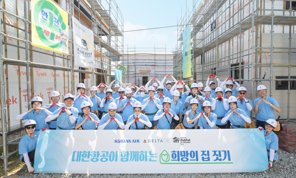 대한항공과 델타항공 임직원 33명은 지난 14일 충청남도 천안시 성거읍 석교리에서 소외된 이웃에게 새로운 보금자리를 마련해주는 ‘희망의 집짓기’ 봉사활동을 펼쳤다. / 사진=대한항공