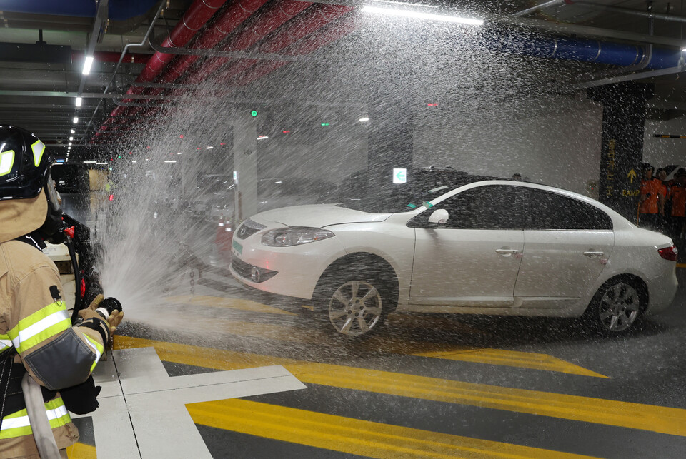 지하주차장 전기차 화재 대응 합동소방훈련 모습. / 사진=연합뉴스