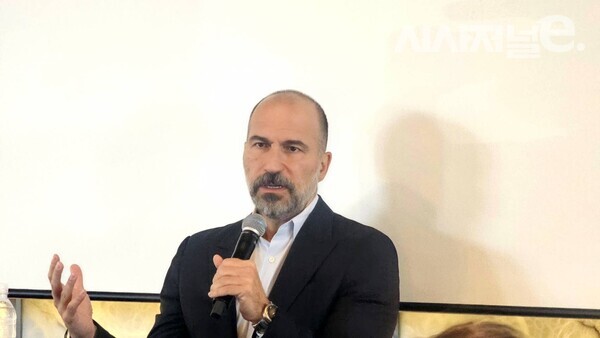 처음으로 한국을 찾은 다라 코스로샤히 우버 CEO가 30일 서울 중구 더플라자호텔서울에서 열린 기자간담회에서 발언하고 있다. / 사진 = 김용수 기자