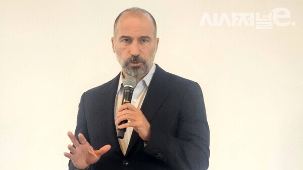 처음으로 한국을 찾은 다라 코스로샤히 우버 CEO가 30일 서울 중구 더플라자호텔서울에서 열린 기자간담회에서 발언하고 있다. / 사진 = 김용수 기자