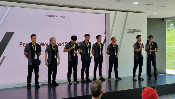 30일 경기 용인 스피드웨이에서 진행된 미디어 대상 포르쉐 월드 로드쇼 2024의 현장에서 포르쉐 독일 본사 소속 인스트럭터들이 소개되고 있다. / 사진=최동훈 기자