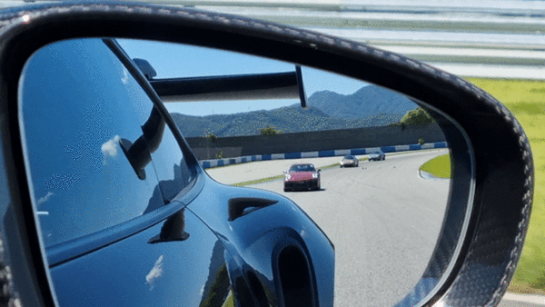 사이드 미러로 서킷을 달리는 911 터보 S 카브리올레가 보인다. / 영상=최동훈 기자