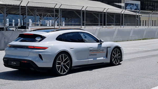 타이칸 그란 투리스모가 런치 컨트롤 기능으로 질주하고 있다. / 영상=최동훈 기자