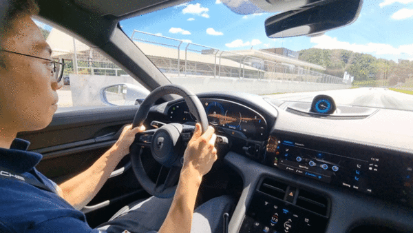 타이칸 그란 투리스모로 런치 컨트롤 기능을 체험하고 있다. / 영상=최동훈 기자