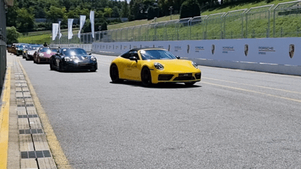 포르쉐 2도어 차량들이 서킷 주행을 위해 출발하고 있다. / 영상=최동훈 기자