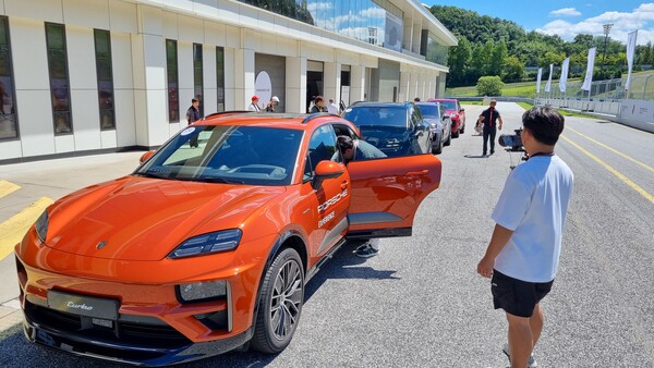 SUV 모델들이 서킷 주행 출발 전 주차돼 있다. / 사진=최동훈 기자