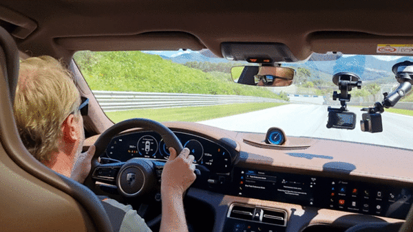 포르쉐 인스트럭터가 타이칸을 타고 최고 시속 260km 속력으로 서킷을 주행하고 있다. / 영상=최동훈 기자