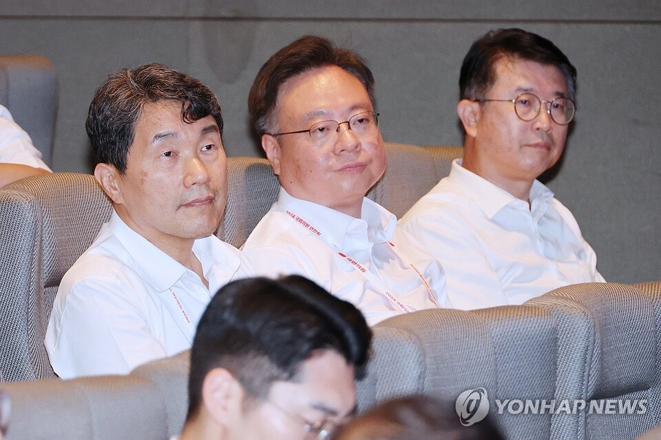 이주호 부총리 겸 교육부 장관(왼쪽부터), 조규홍 보건복지부 장관, 장상윤 대통령실 사회수석비서관이 29일 인천 영종도 인천국제공항공사 인재개발원에서 열린 국민의힘 국회의원 연찬회에서 의료개혁 보고에 앞서 추경호 원내대표 발언을 듣고 있다. / 사진=연합뉴스