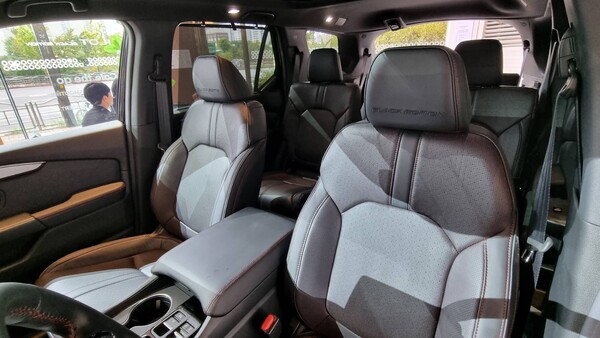 올 뉴 파일럿 블랙 에디션의 실내 전경. 시트에 레드 스티치, 레터링, 레드 엑센트가 적용됐다.  / 사진=최동훈 기자