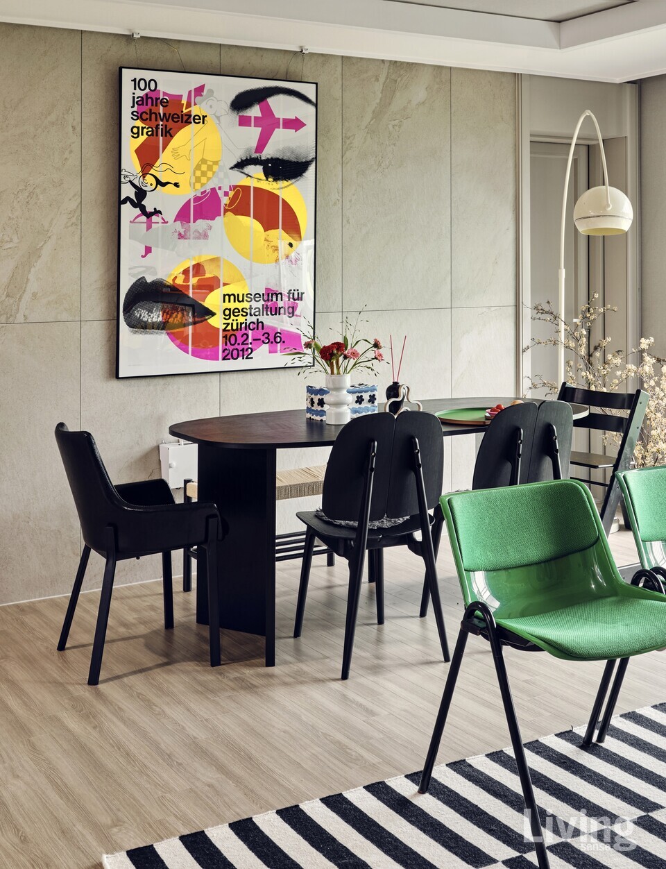 어느 곳을 보느냐에 따라 다른 공간처럼 느껴지는 장민주 씨네 집. 렌털 스튜디오에서 한 테마의 룸에서 각도에 따라 다양한 느낌을 연출하던 버릇이 영향을 미쳤다. 