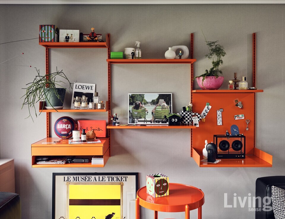 소품은 부부가 자신의 취향에 맞는 것으로 각각 채워 넣었다. 향과 관련한 소품은 아내 민주 씨가 골라 넣은 것. 남편이 특히 아끼는 건담 피규어와 농구공도 한편에 보인다. 