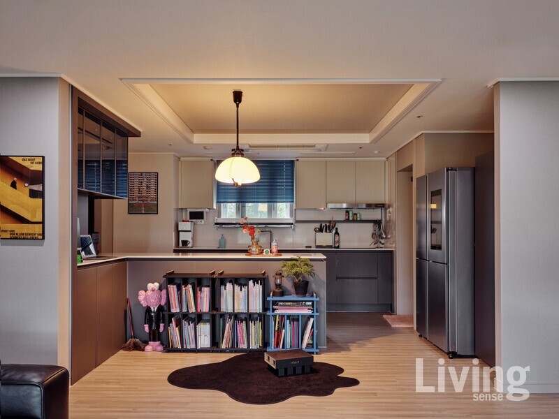 주방에 식탁을 두지 않는 대신 로아만의 작은 놀이방을 부엌 하부장 근처에 만들었다. 이곳에는 비정형 카펫을 깔고 종이 가구에 아이가 좋아하는 책을 가득 꽂았다. 블라인드의 컬러와 작은 선반의 컬러를 통일했다.