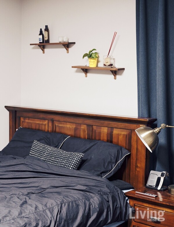 이사를 오면서 대부분의 가구를 새롭게 구매했지만, 차분한 톤의 사진 속 침대는 이전부터 부부가 사용하던 것이다. 